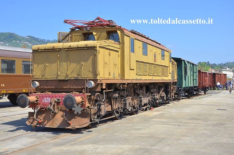 MUSEO TRENI STORICI DELLA SPEZIA (Porte aperte del 25 Aprile 2018) - La locomotiva elettrica E.626-045 in testa ad un treno merci