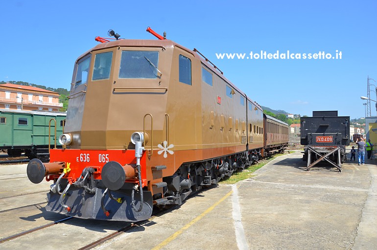 MUSEO TRENI STORICI DELLA SPEZIA (Porte aperte del 25 Aprile 2018) - La locomotiva elettrica E.636-065 agganciata ad una carrozza "cento porte"