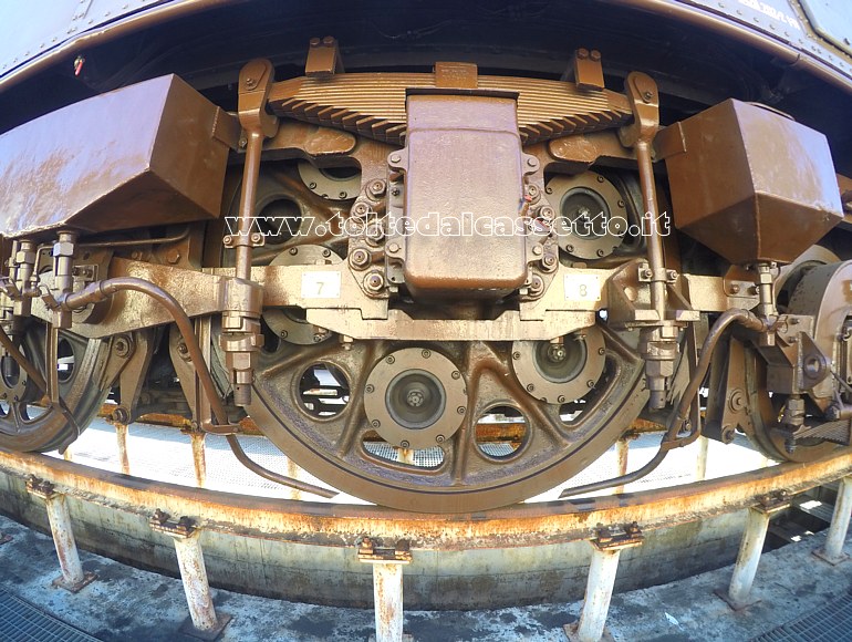 MUSEO TRENI STORICI DELLA SPEZIA (Porte Aperte del 25 Aprile 2018) - Ruote e parti meccaniche della locomotiva elettrica E.428-202