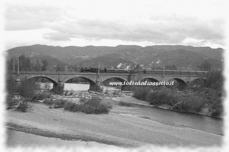 SARZANA - Locomotiva a vapore in testa al convoglio speciale Lucca - Monterosso del 17-04-2010 mentre attraversa il ponte sul fiume Magra