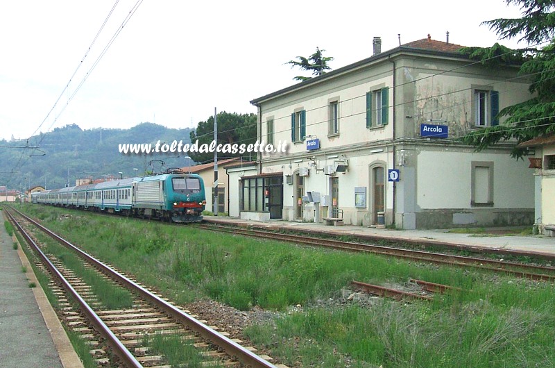 STAZIONE DI ARCOLA - Treno di linea regionale in transito sul binario 1