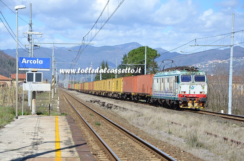 STAZIONE DI ARCOLA - Treno merci trainato dalla locomotiva elettrica E.652-089 transita in direzione Pisa