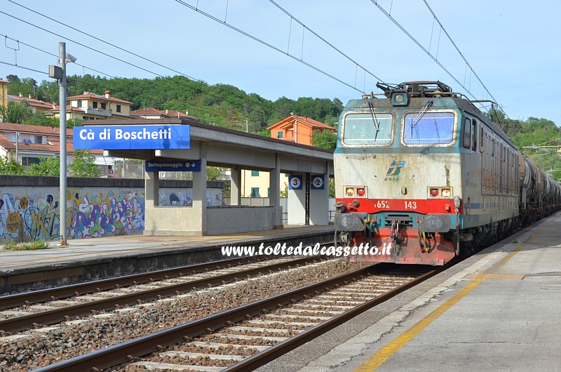 STAZIONE DI CA' DI BOSCHETTI - La locomotiva E.652-143 in testa ad un treno merci in transito sul binario 1