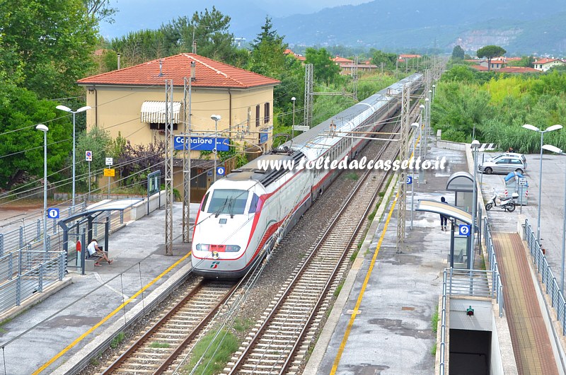 STAZIONE DI CAMAIORE / CAPEZZANO - Treno "Frecciabianca" in transito sul binario 1 (direzione La Spezia)