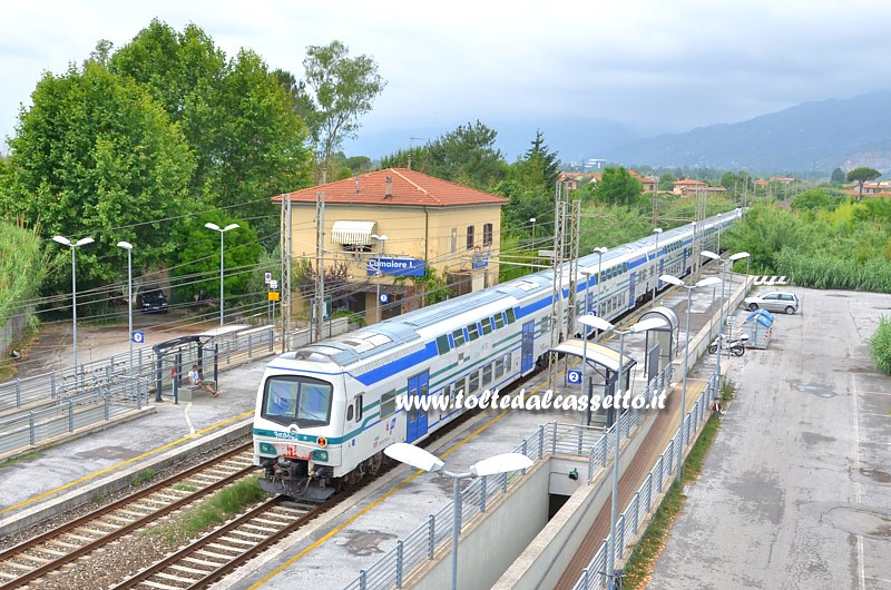 STAZIONE DI CAMAIORE / CAPEZZANO - Vista dall'alto con treno a due piani "Vivalto" bianco-azzurro sul binario 2 (direzione Pisa)