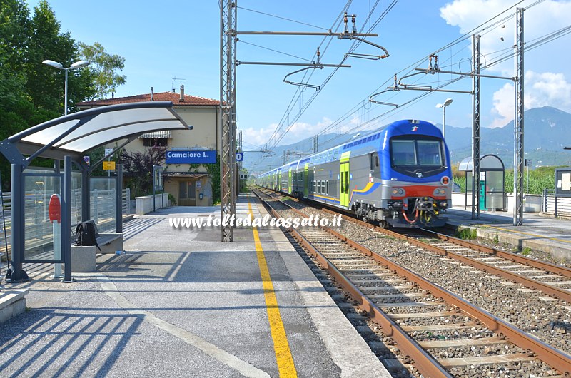 STAZIONE DI CAMAIORE / CAPEZZANO - Treno a due piani "Vivalto" in transito sul binario 2 (direzione Pisa)