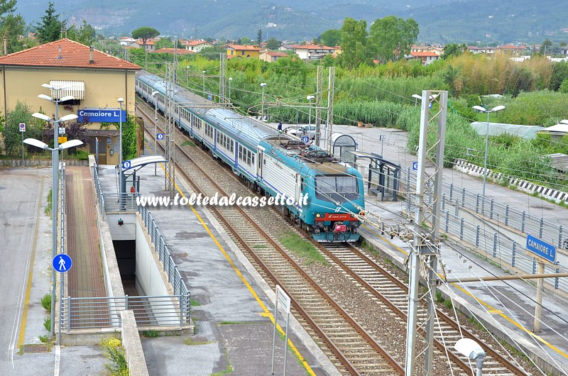 STAZIONE DI CAMAIORE / CAPEZZANO - Vista dall'alto con treno regionale in fermata sul binario 2