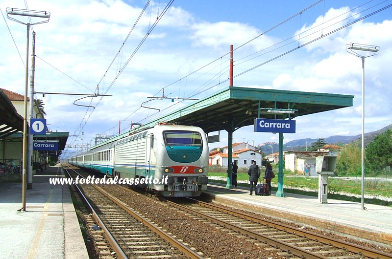 STAZIONE DI CARRARA AVENZA (04-03-2012) - Vista lato sud con treno InterCity, trainato dalla locomotiva E.402B-143, in arrivo sul binario 2