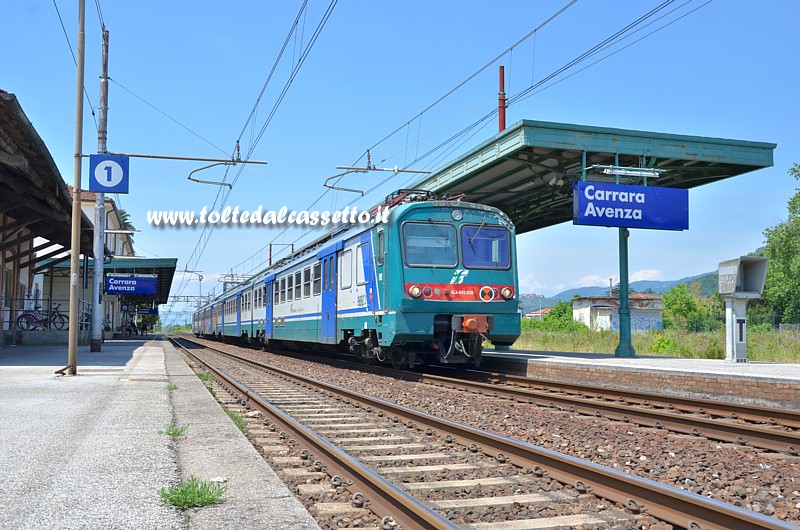STAZIONE DI CARRARA AVENZA (31-05-2015) - Vista lato sud con Automotrice ALe 642-038 in testa a treno regionale in fermata sul binario 2