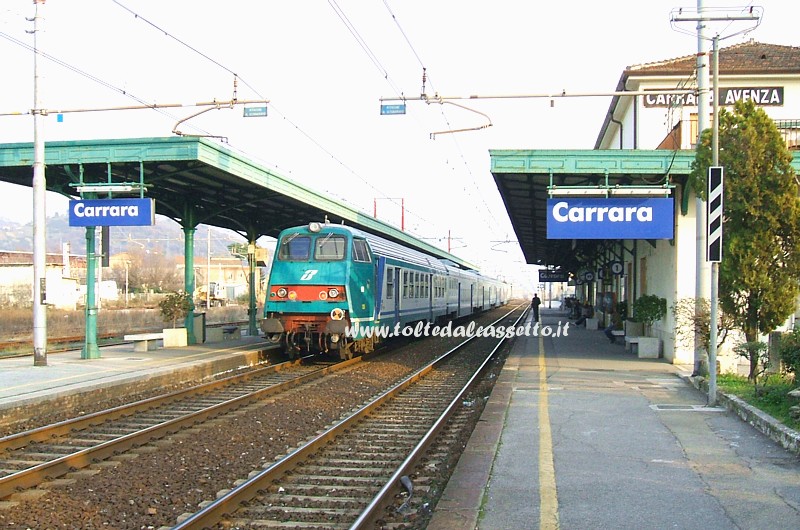 STAZIONE DI CARRARA AVENZA (04-03-2012) - Treno di linea regionale in partenza sul binario 2
