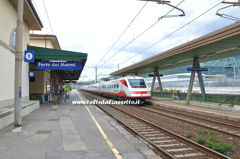 STAZIONE DI FORTE DEI MARMI - Treno "Frecciabianca" in transito sul binario 2