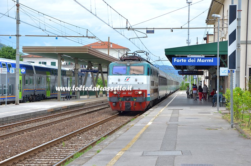 STAZIONE DI FORTE DEI MARMI - Treno "Intercity" in transito sul binario 1