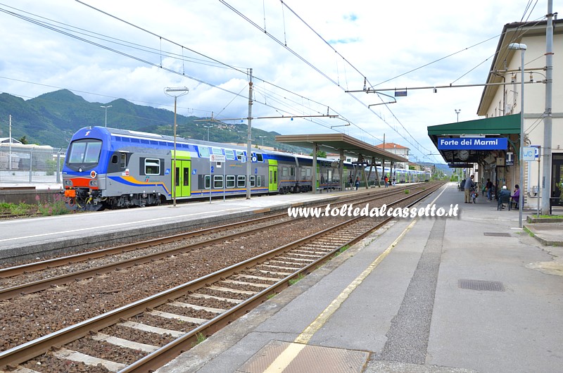 STAZIONE DI FORTE DEI MARMI - Treno a due piani "Vivalto" fermo sul binario 3