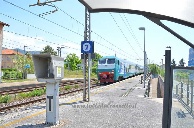 STAZIONE DI LUNI - Treno regionale in transito sul binario 2