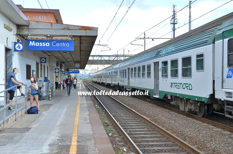 STAZIONE DI MASSA CENTRO - Treno "Trenord" in fermata sul binario 2