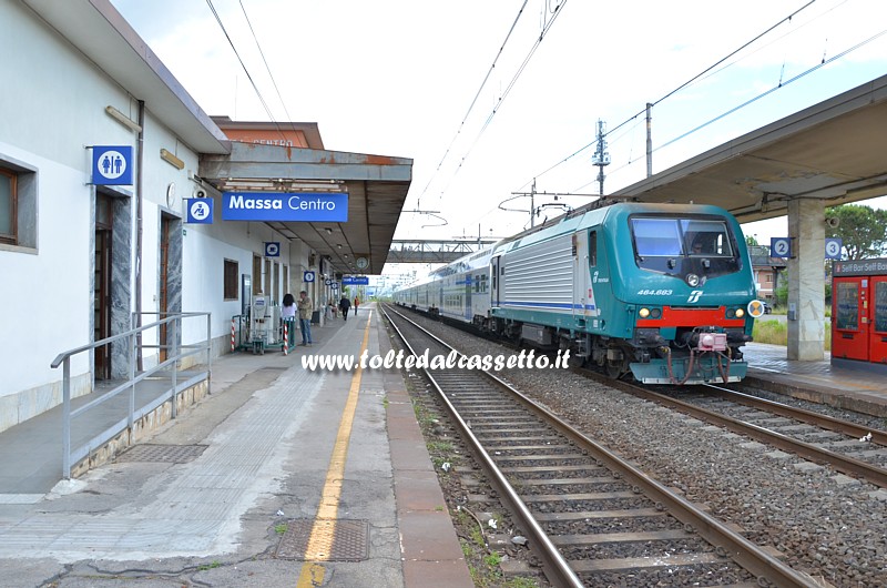 STAZIONE DI MASSA CENTRO - Treno regionale in arrivo sul binario 2