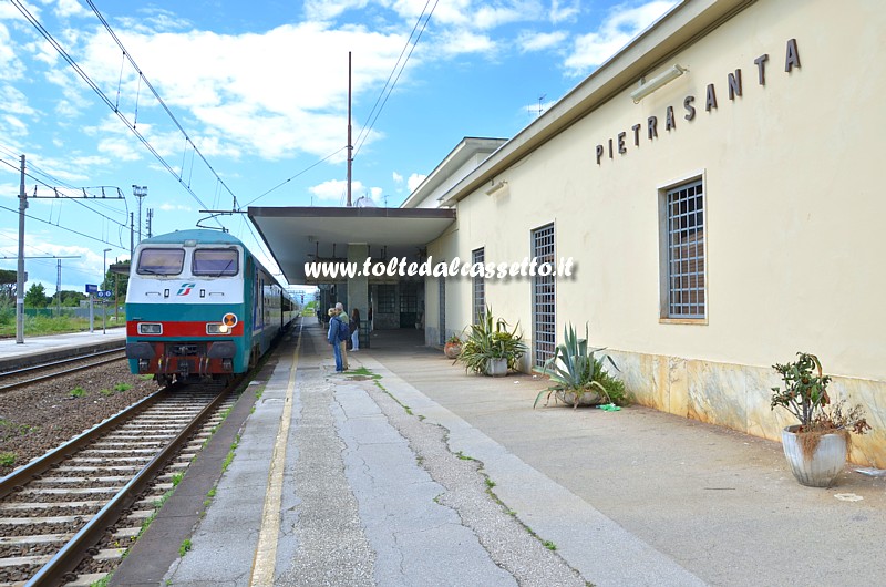 STAZIONE DI PIETRASANTA - Treno regionale in arrivo sul binario 1