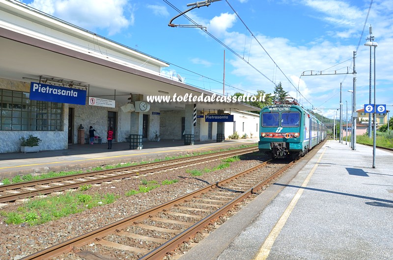 STAZIONE DI PIETRASANTA - Treno regionale in arrivo sul binario 2