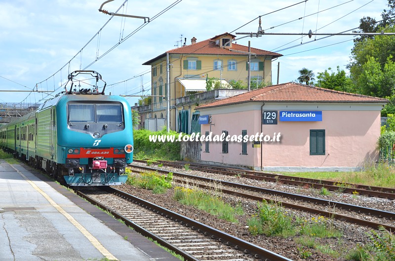 STAZIONE DI PIETRASANTA - Treno regionale in uscita direzione Pisa