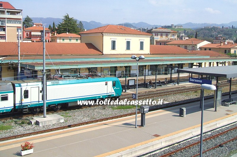 STAZIONE DI SARZANA - Caseggiato e parco binari. Sulle colline la Fortezza di Sarzanello