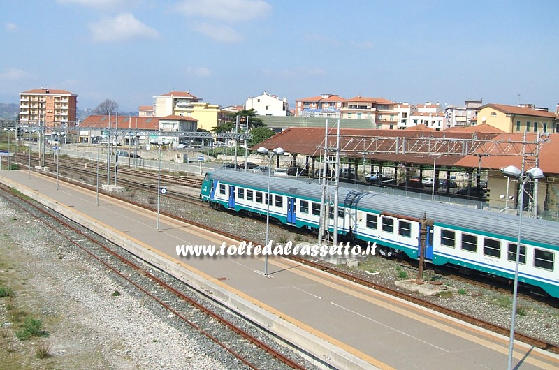 STAZIONE DI SARZANA - Treno regionale in uscita direzione La Spezia