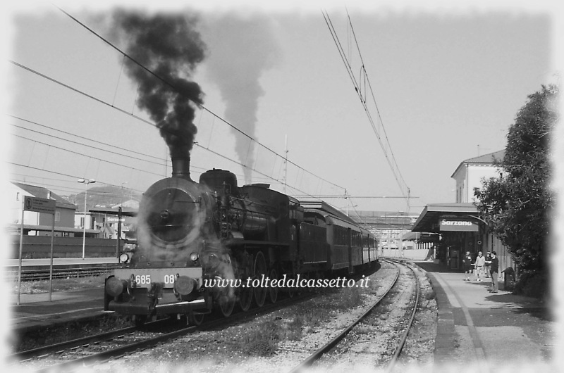 STAZIONE DI SARZANA - Fermo sul binario 2 il treno a vapore del 3 maggio 2009 diretto alle Fornaci di Barga