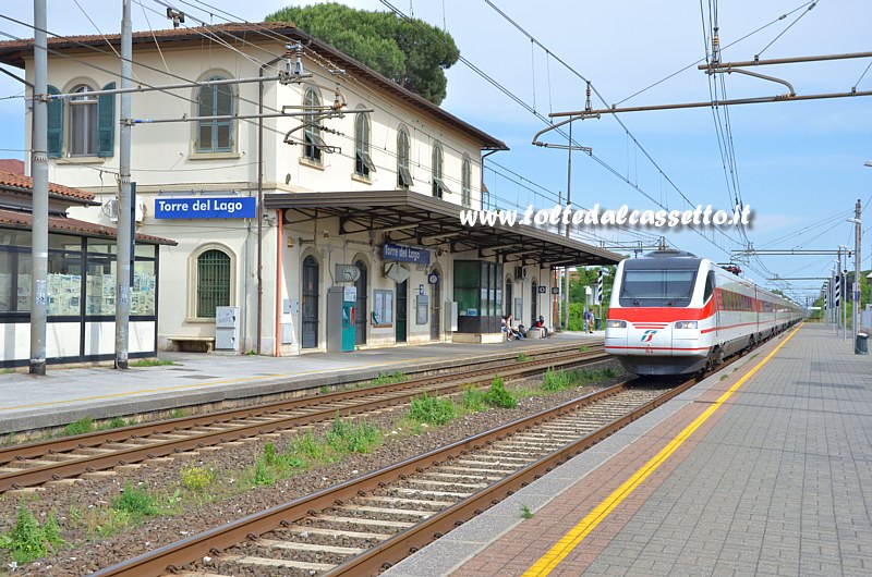 STAZIONE DI TORRE DEL LAGO - Treno "Frecciabianca" in transito sul binario 2