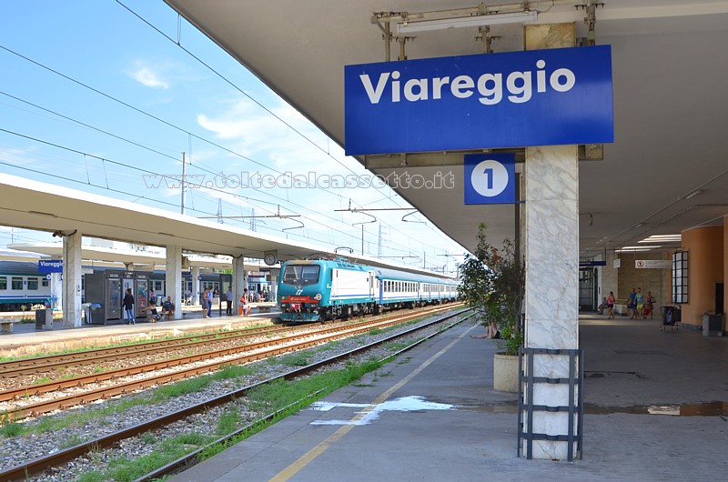 STAZIONE DI VIAREGGIO - La locomotiva elettrica E.464-392 in testa al treno di linea in arrivo sul binario 3