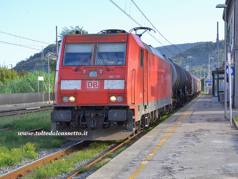 STAZIONE DI ARCOLA - Convoglio merci trainato dalla Locomotiva DB Cargo Italia Bombardier TRAXX F140 DC n�483-101