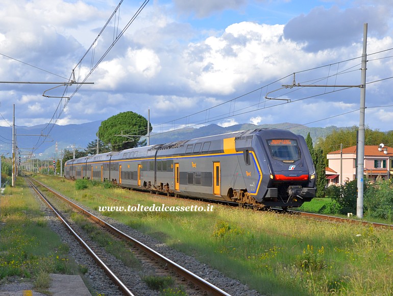 ARCOLA - Treno Rock regionale da Levanto per Sarzana in transito sul rettilineo della stazione