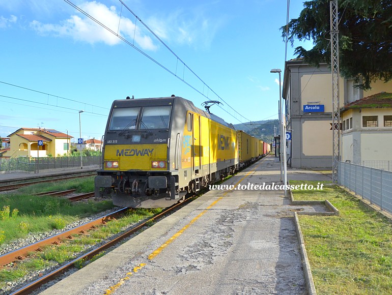 STAZIONE DI ARCOLA - Convoglio merci container di Medway Italia trainato dalla Locomotiva Bombardier TRAXX F140 DC n� 483-315