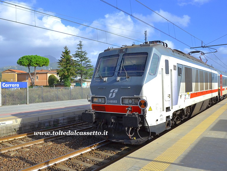 STAZIONE DI CARRARA AVENZA - Locomotiva E.401-013 traina un treno InterCity in arrivo sul binario 1