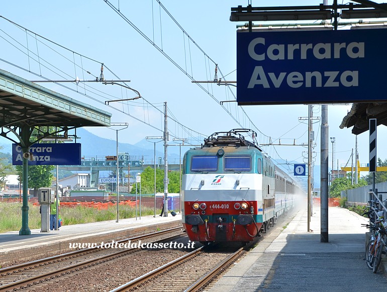 STAZIONE DI CARRARA AVENZA (31-05-2015) - Locomotiva elettrica E.444-010 in testa a treno InterCity
