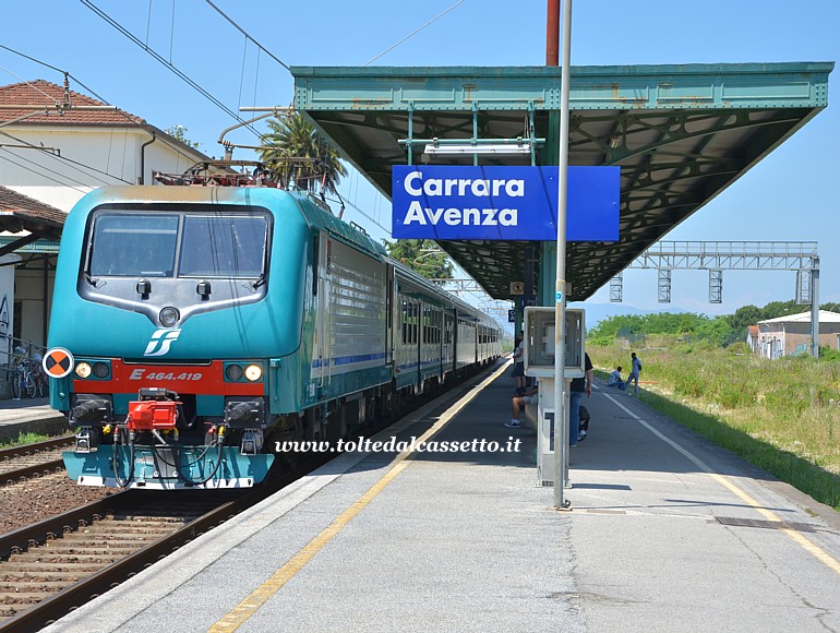 STAZIONE DI CARRARA AVENZA (02-06-2015) - Locomotiva elettrica E.464-419 in testa a treno regionale con la livrea dell'epoca