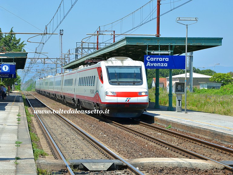 STAZIONE DI CARRARA AVENZA (02-06-2015) - Treno Frecciabianca in transito sul binario 2