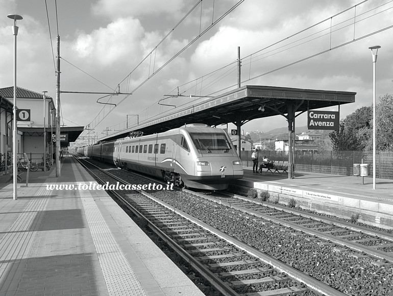 STAZIONE DI CARRARA AVENZA - Treno Frecciargento in transito sul binario 2