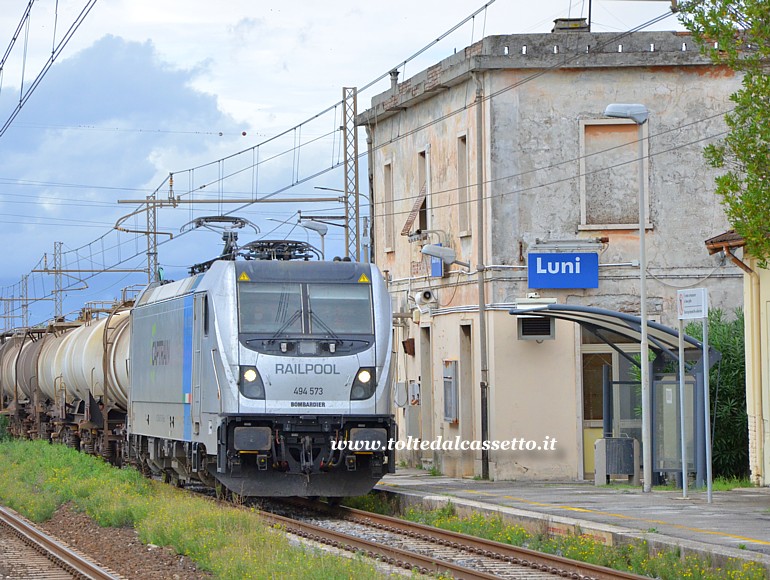 STAZIONE DI LUNI - La locomotiva Railpool Bombardier TRAXX n494-573 di Captrain Italia in testa ad un treno merci con cisterne