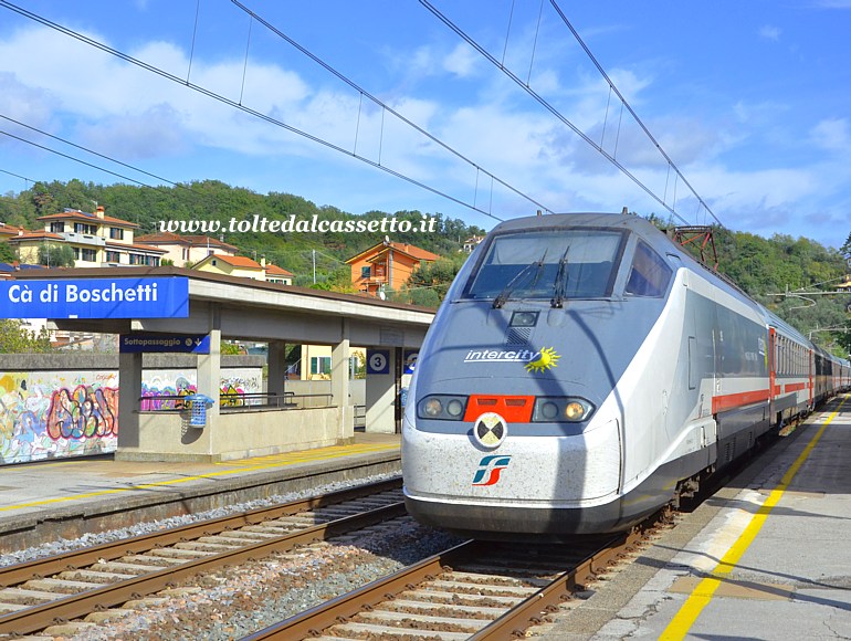 STAZIONE DI CA' DI BOSCHETTI - Locomotiva elettrica del tipo E.414 in testa ad un treno InterCity Sun