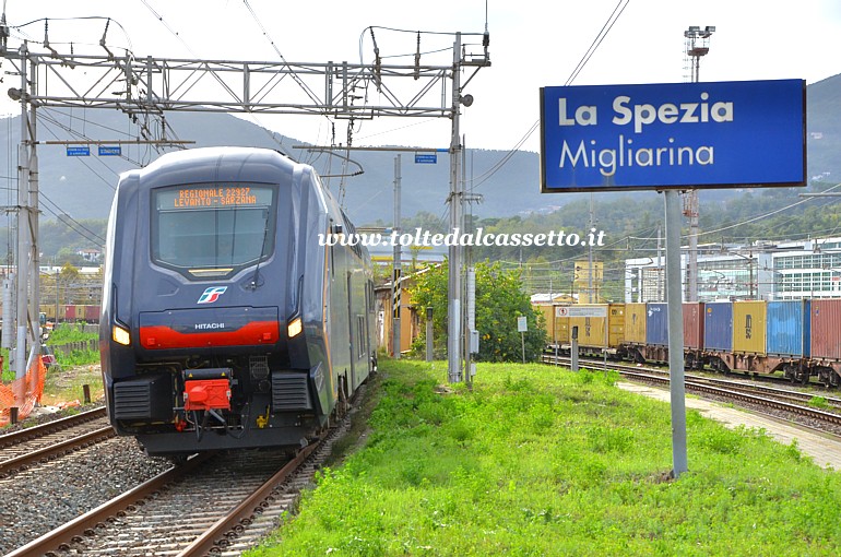 STAZIONE DI MIGLIARINA - Elettrotreno ETR-521 Rock partito da Levanto con destinazione Sarzana