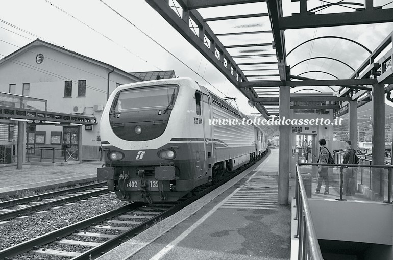 STAZIONE DI MIGLIARINA - Locomotiva elettrica E.402-132 in testa ad un treno Charter