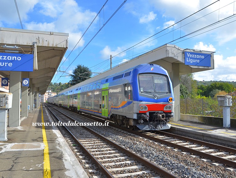STAZIONE DI VEZZANO LIGURE - Carrozza semipilota di treno Vivalto sul binario 4