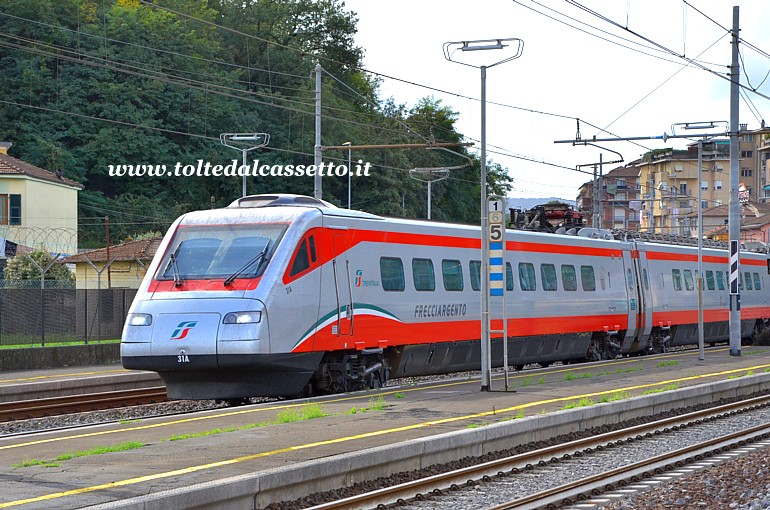 STAZIONE DI VEZZANO LIGURE - Treno Frecciargento in transito sul binario 3