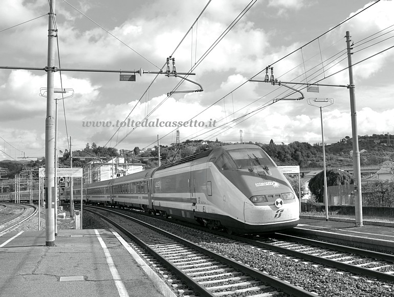 STAZIONE DI VEZZANO LIGURE - Treno InterCity Sun in transito sul binario 4