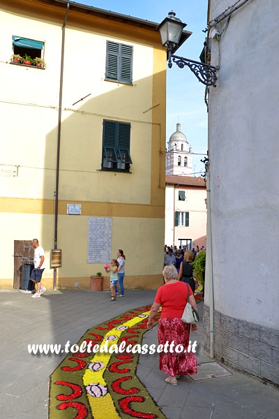 BRUGNATO (Infiorata del Corpus Domini 2014) - Il tappeto floreale scorre in Piazza De Gasperi (gi Piazzetta della Madonna, in dialetto locale "Ciassetta da Madonna")