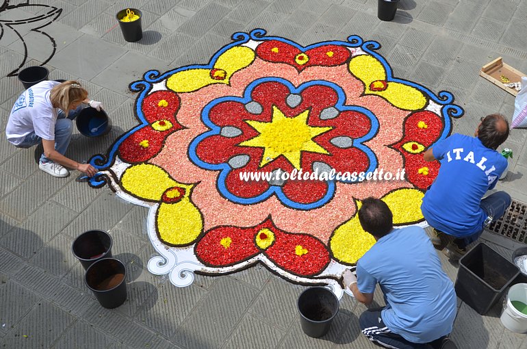 BRUGNATO (Infiorata del Corpus Domini 2014) - Disegno circolare variopinto in Via Riva D'Armi