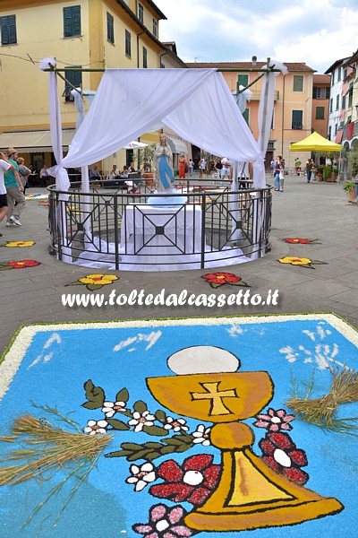 BRUGNATO (Infiorata del Corpus Domini 2015) - Disegno di calice con ostia di fronte alla fontana di Piazza Brosini (con statuina della Madonna)