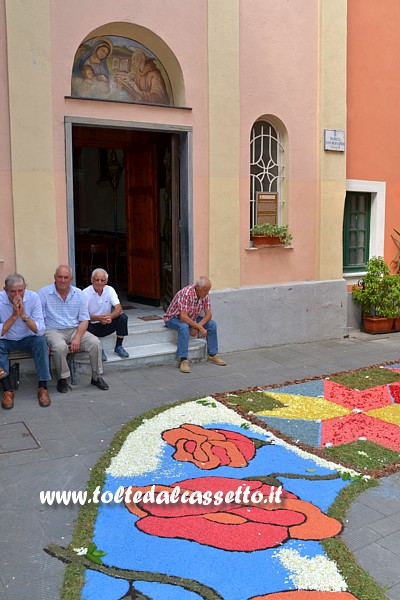 BRUGNATO (Infiorata del Corpus Domini 2015) - Il tappeto floreale finito scorre di fronte all'Oratorio di San Bernardo