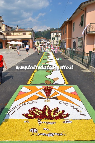 BRUGNATO (Infiorata del Corpus Domini 2015) - Tappeto floreale di Via Briniati come si presentava in mattinata. Nel pomeriggio il logo  stato modificato, come visibile in altra foto