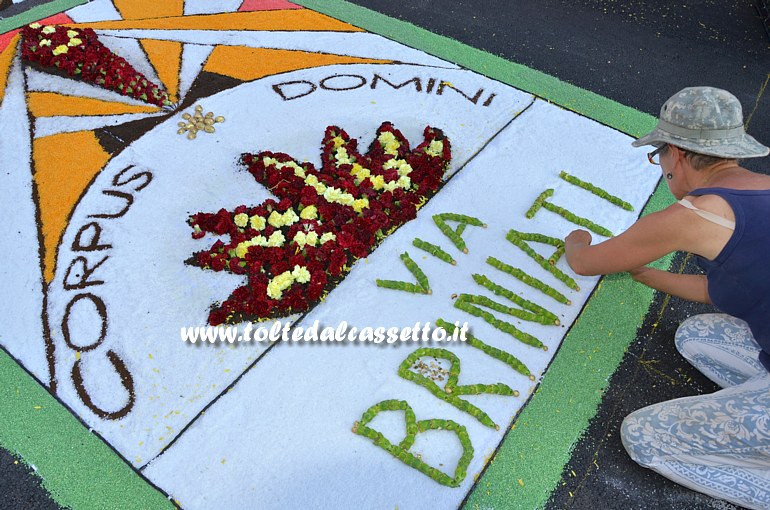 BRUGNATO (Infiorata del Corpus Domini 2015) - Nel pomeriggio il logo di Via Briniati viene modificato con un testo di maggiori dimensioni rispetto a quello iniziale