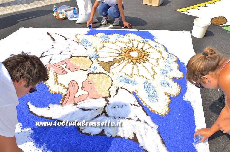 BRUGNATO (Infiorata del Corpus Domini 2015) - Disegno quasi ultimato di due angeli con ali di vere piume